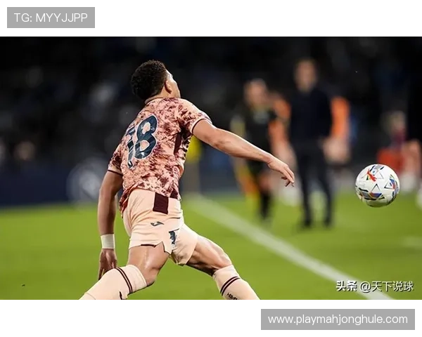 通讯：都灵德比火爆依旧，但上半场双方均采取谨慎战术，射门寥寥